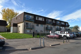 Whispering Pines Condominiums in Aurora, CO - Building Photo - Building Photo