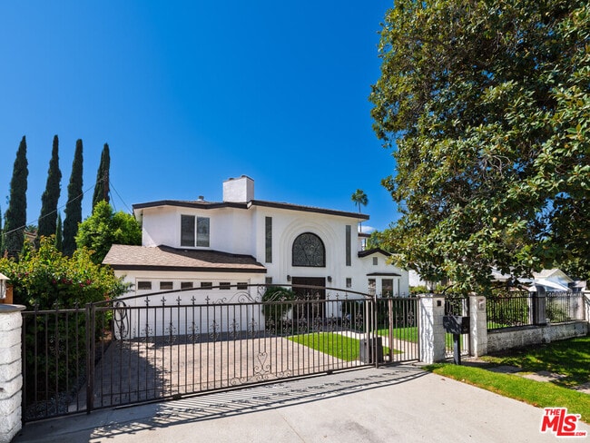 5417 Allott Ave in Los Angeles, CA - Building Photo - Building Photo