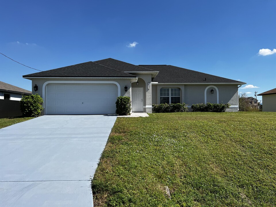 1507 SW 21st Ave in Cape Coral, FL - Foto de edificio