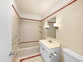 960 Larrabee St, Unit 115 in West Hollywood, CA - Building Photo - Building Photo