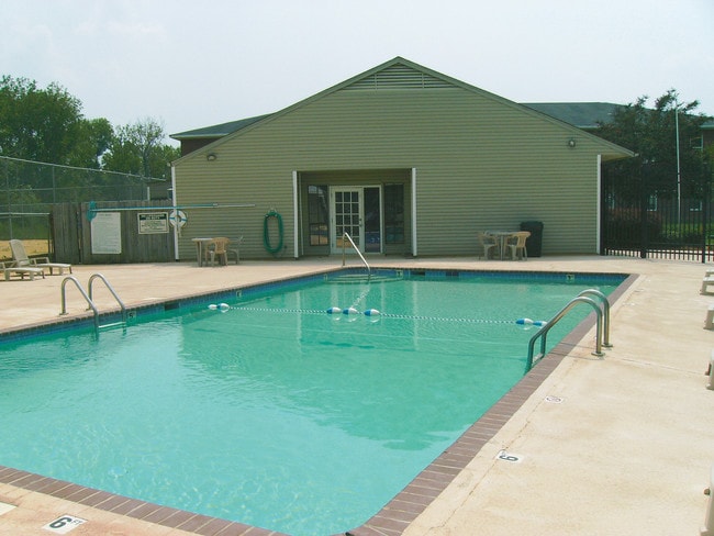 Cedar Creek Apartments in Montgomery, AL - Building Photo - Building Photo