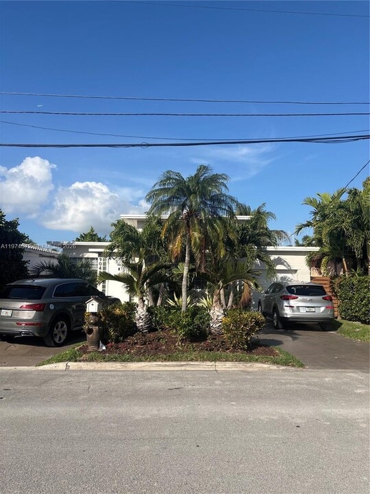 9048 Carlyle Ave in Surfside, FL - Building Photo