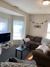 25 Savin Hill Ave, Unit 202 in Boston, MA - Foto de edificio - Building Photo