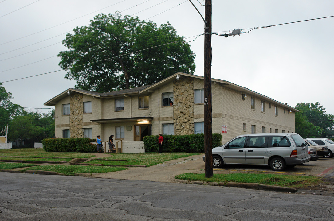 AN @ Peak in Dallas, TX - Building Photo