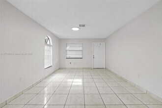 5645 Taft St in Hollywood, FL - Building Photo - Building Photo