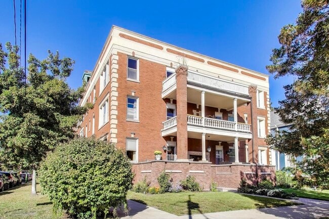 property at 4200 N Hermitage Ave