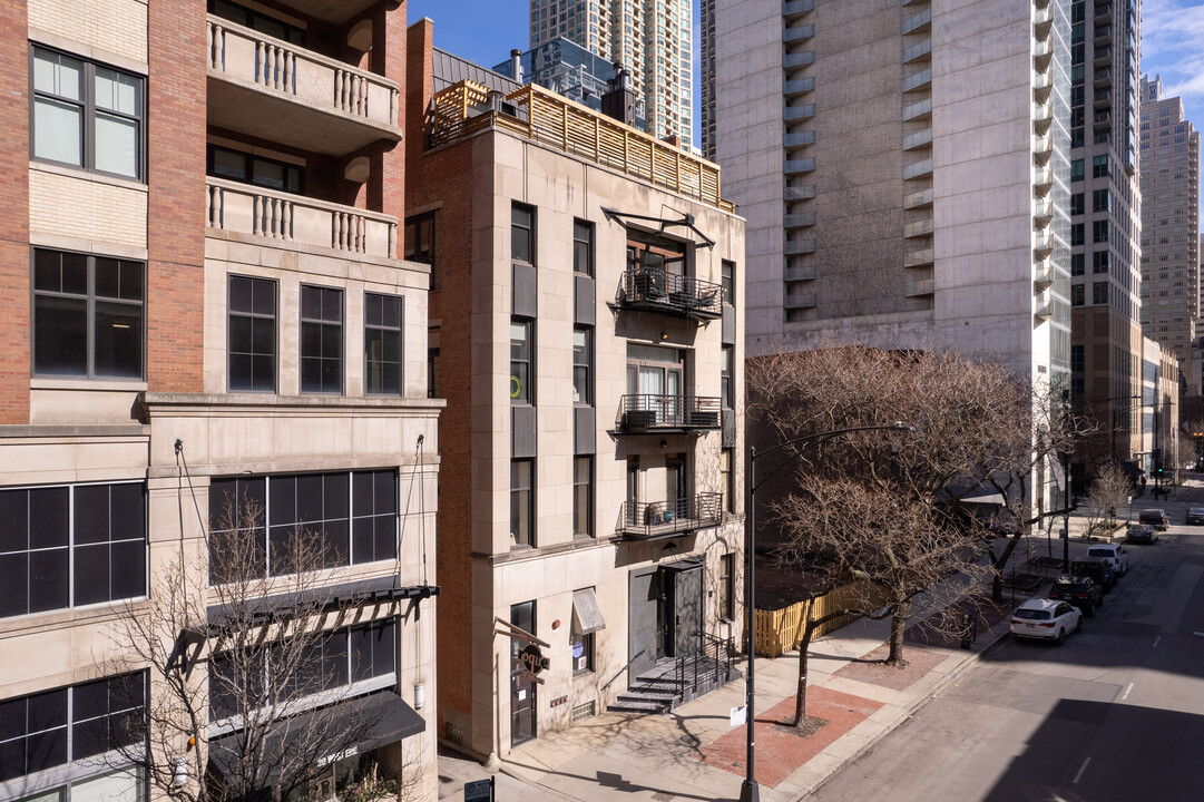 24 W Erie St in Chicago, IL - Foto de edificio