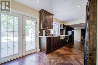 363 Lakeshore Rd W in Oakville, ON - Building Photo - Building Photo