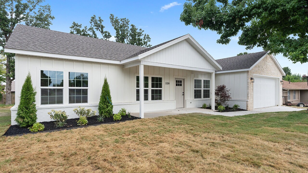 1709 S 15th St in Rogers, AR - Building Photo