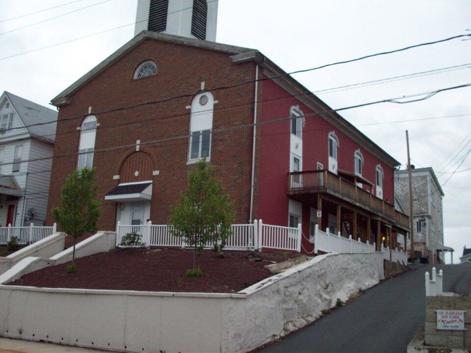 208 Dock St in Schuylkill Haven, PA - Foto de edificio