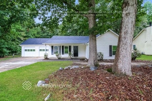 2062 Red Rose Ln in Loganville, GA - Building Photo