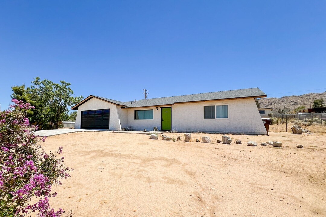 60721 Alta Loma Dr in Joshua Tree, CA - Foto de edificio
