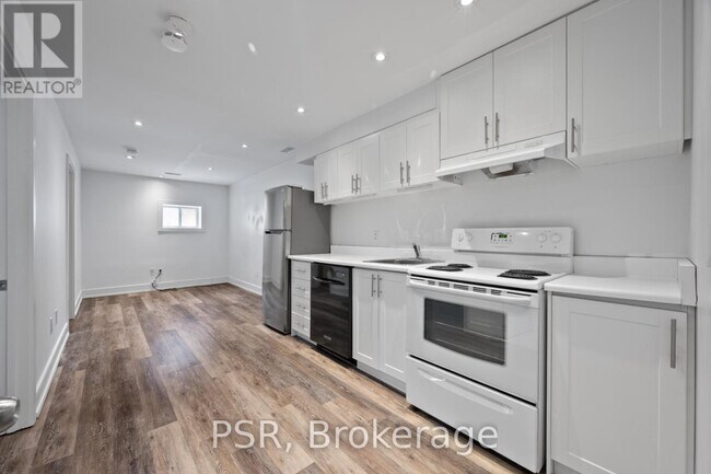 965 Briar Hill Ave in Toronto, ON - Building Photo - Building Photo