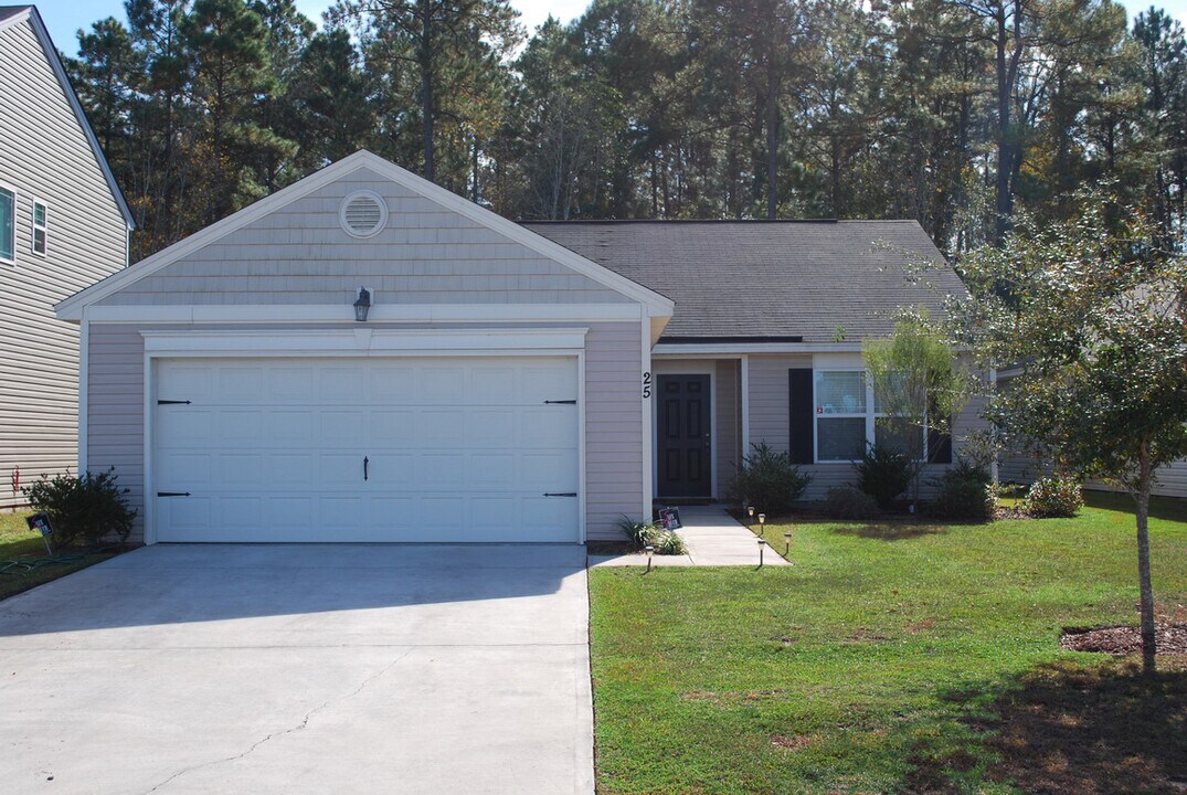25 Crystal Lake Dr in Savannah, GA - Building Photo