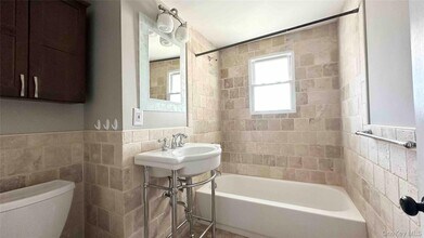 27 Southridge Dr in Glen Cove, NY - Building Photo - Building Photo