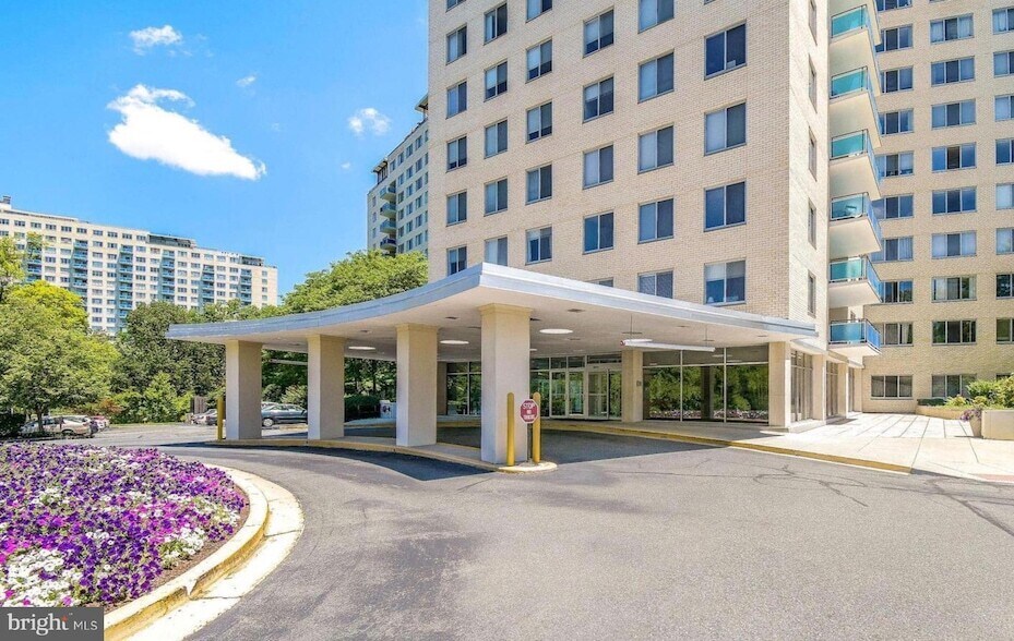 10401 Grosvenor Pl, Unit 328 in Rockville, MD - Building Photo