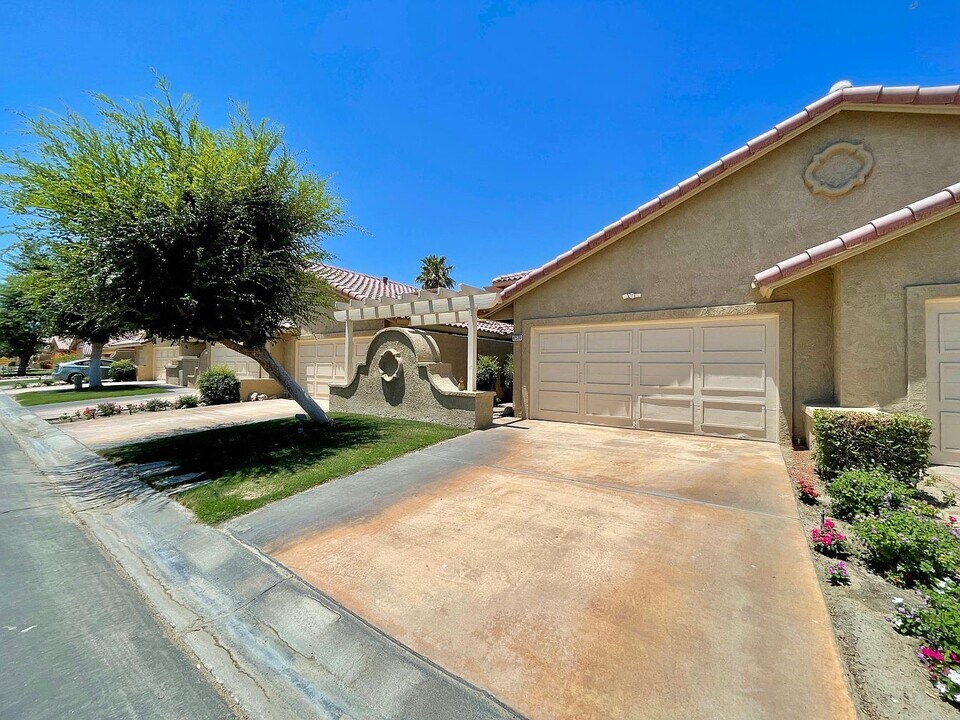 41539 Woodhaven Dr W in Palm Desert, CA - Building Photo