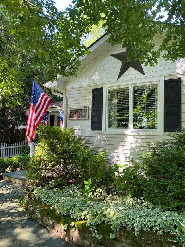 207 Birchwood Ave in Traverse City, MI - Building Photo - Building Photo