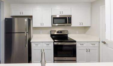 Mariners Cove Apartments in San Diego, CA - Foto de edificio - Building Photo