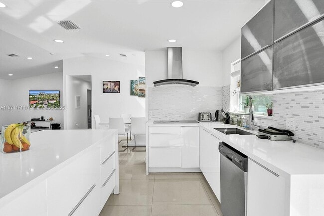 2190 NE 122nd St in North Miami, FL - Building Photo - Building Photo