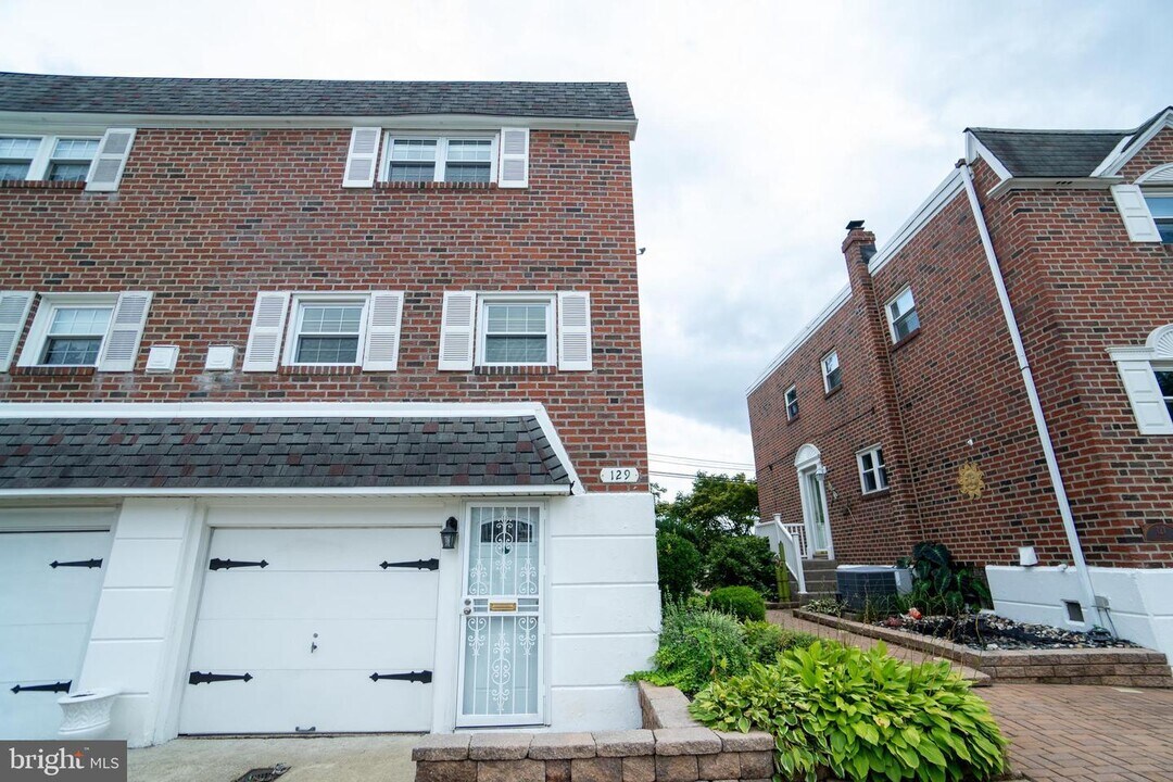 129 Ridgefield Rd in Philadelphia, PA - Building Photo