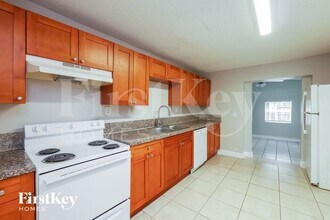 5740 Douglas St in Hollywood, FL - Building Photo - Building Photo