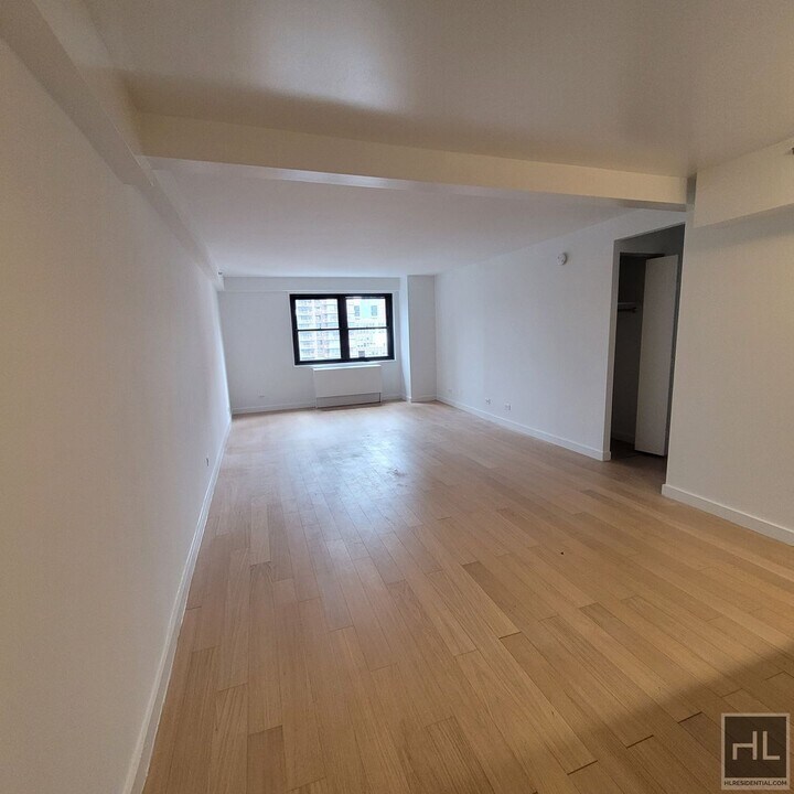 East 39th Street in New York, NY - Building Photo