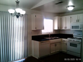 525 Sunset Meadow Ln in Bakersfield, CA - Building Photo - Building Photo