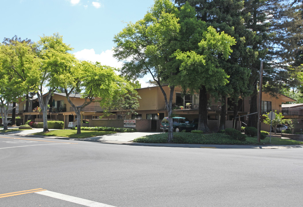 Village Apartments in Stockton, CA - Foto de edificio