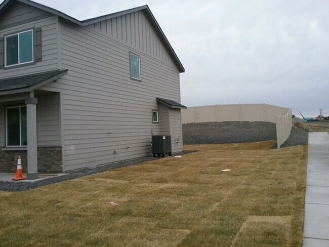 4208 W Heaverlo Dr in Moses Lake, WA - Building Photo - Building Photo