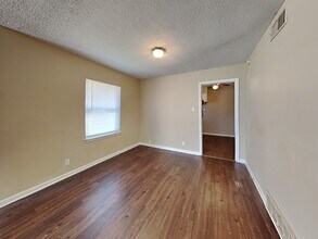 649 W Main St in Lancaster, TX - Building Photo - Building Photo