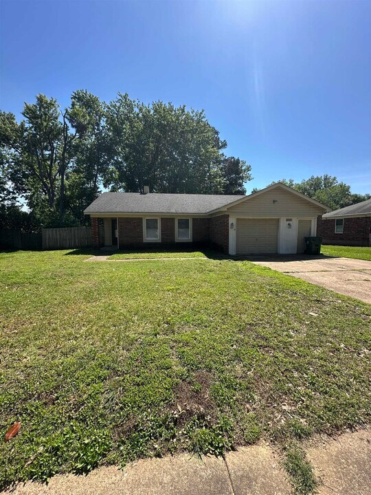 7032 Pam Dr in Millington, TN - Building Photo