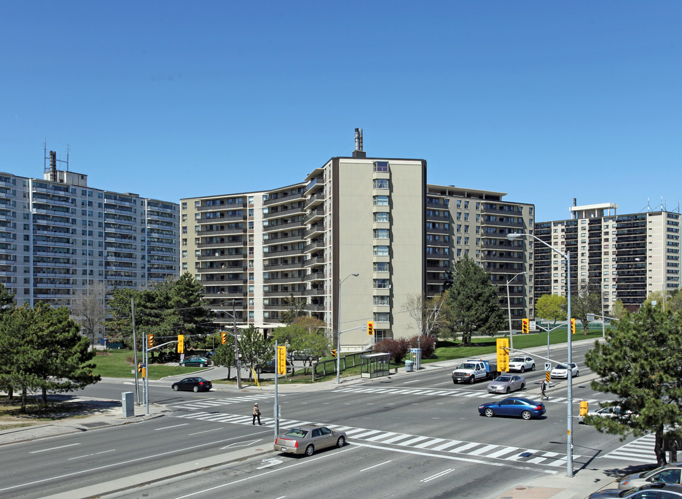 Royal Hill in Toronto, ON - Building Photo