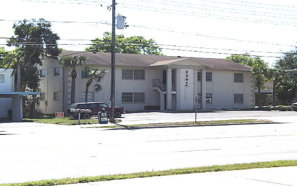 2201 W Bay Dr in Largo, FL - Foto de edificio