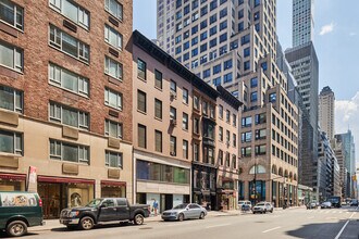 677-679 Madison Ave in New York, NY - Building Photo - Building Photo