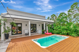 8175 Dittmar St in Port Charlotte, FL - Foto de edificio - Building Photo