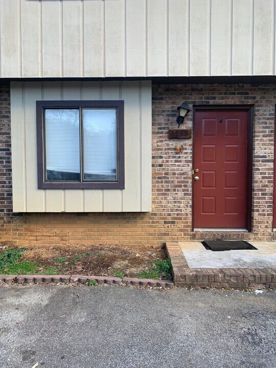 1055 Kendrick Creek Rd in Kingsport, TN - Building Photo