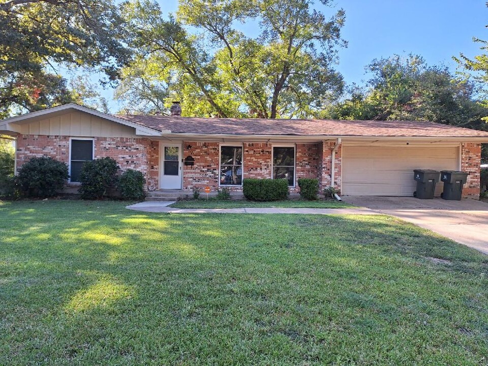 1000 N 7th St in Temple, TX - Foto de edificio