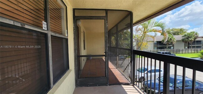 10029 Winding Lake Rd in Sunrise, FL - Foto de edificio - Building Photo