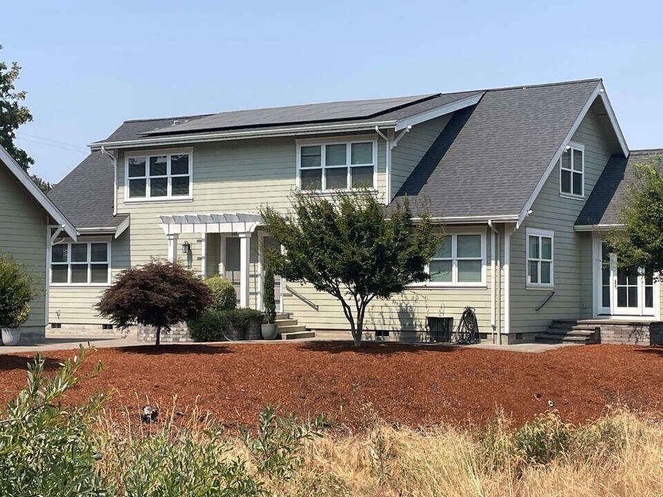 243-245 Thorpe St in Independence, OR - Building Photo