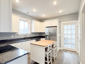 12 Lincoln St, Unit Apt 1 in Newport, RI - Foto de edificio - Building Photo
