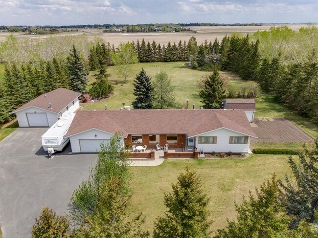 26 Lake Ere Estates in Chestermere, AB - Building Photo - Building Photo