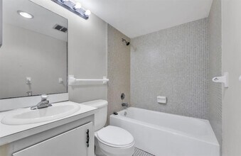 4172 Inverrary Dr, Unit 304 in Lauderhill, FL - Building Photo - Building Photo