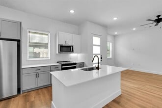 1424 Izzy Ln in Little Elm, TX - Foto de edificio - Building Photo