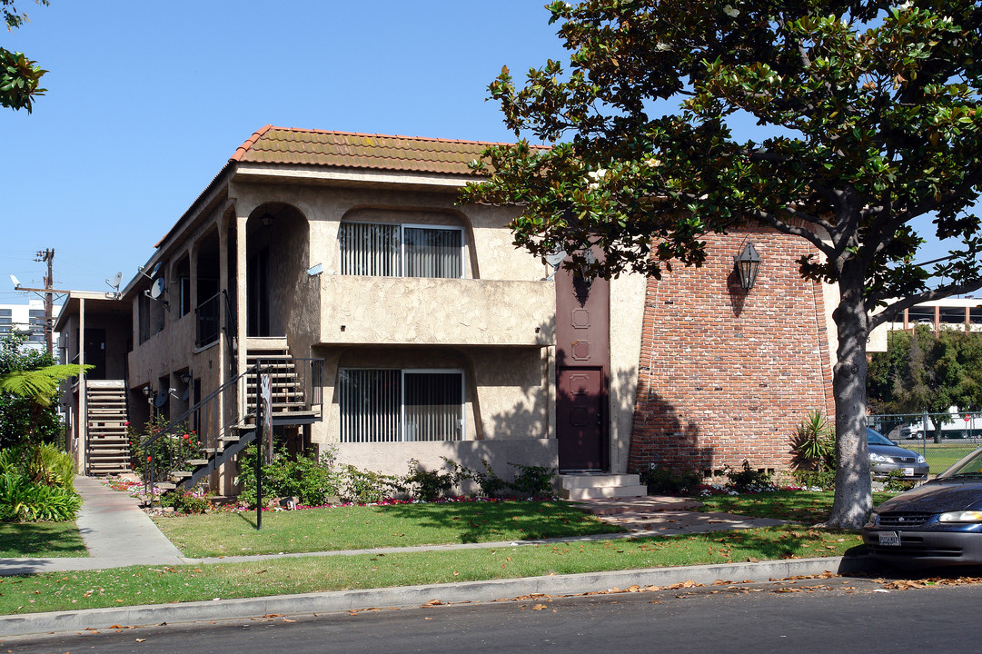 9815 S Isis Ave in Los Angeles, CA - Building Photo