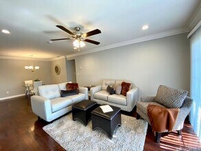 105 Westwood Dr in Westbury, NY - Building Photo - Building Photo