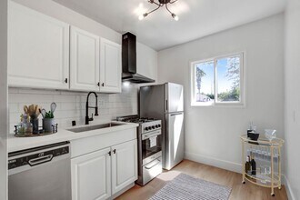 1302 W Olive Ave in Burbank, CA - Building Photo - Building Photo