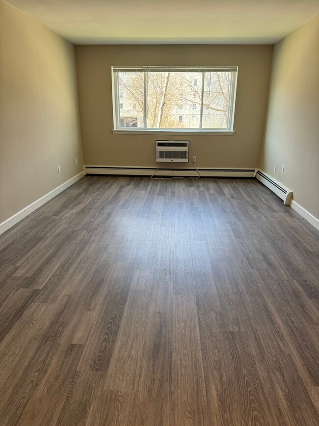 2260 N Summit Ave, Unit 108