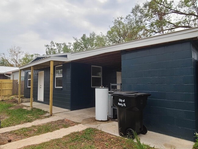 703 W Veterans Dr in Perry, FL - Building Photo - Building Photo