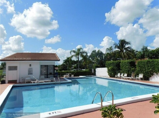 8273 NW 36th St in Sunrise, FL - Foto de edificio - Building Photo